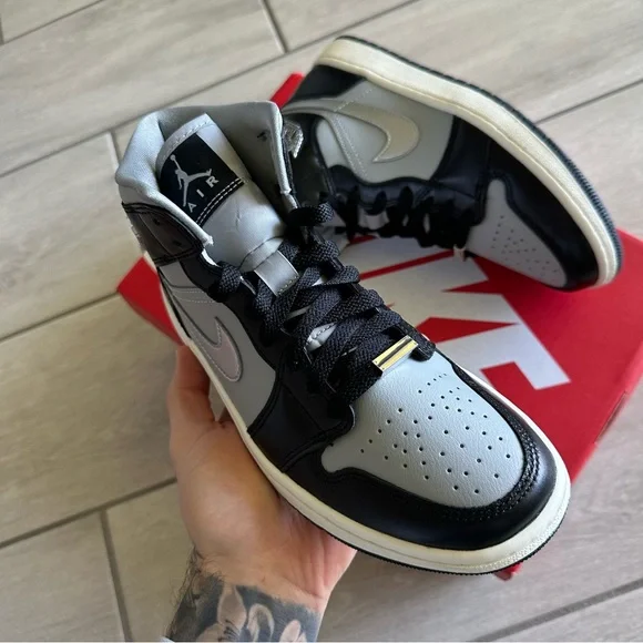 NIKE AIR JORDAN 1 MID BLACK GREY WHITE - Picture 2 of 4